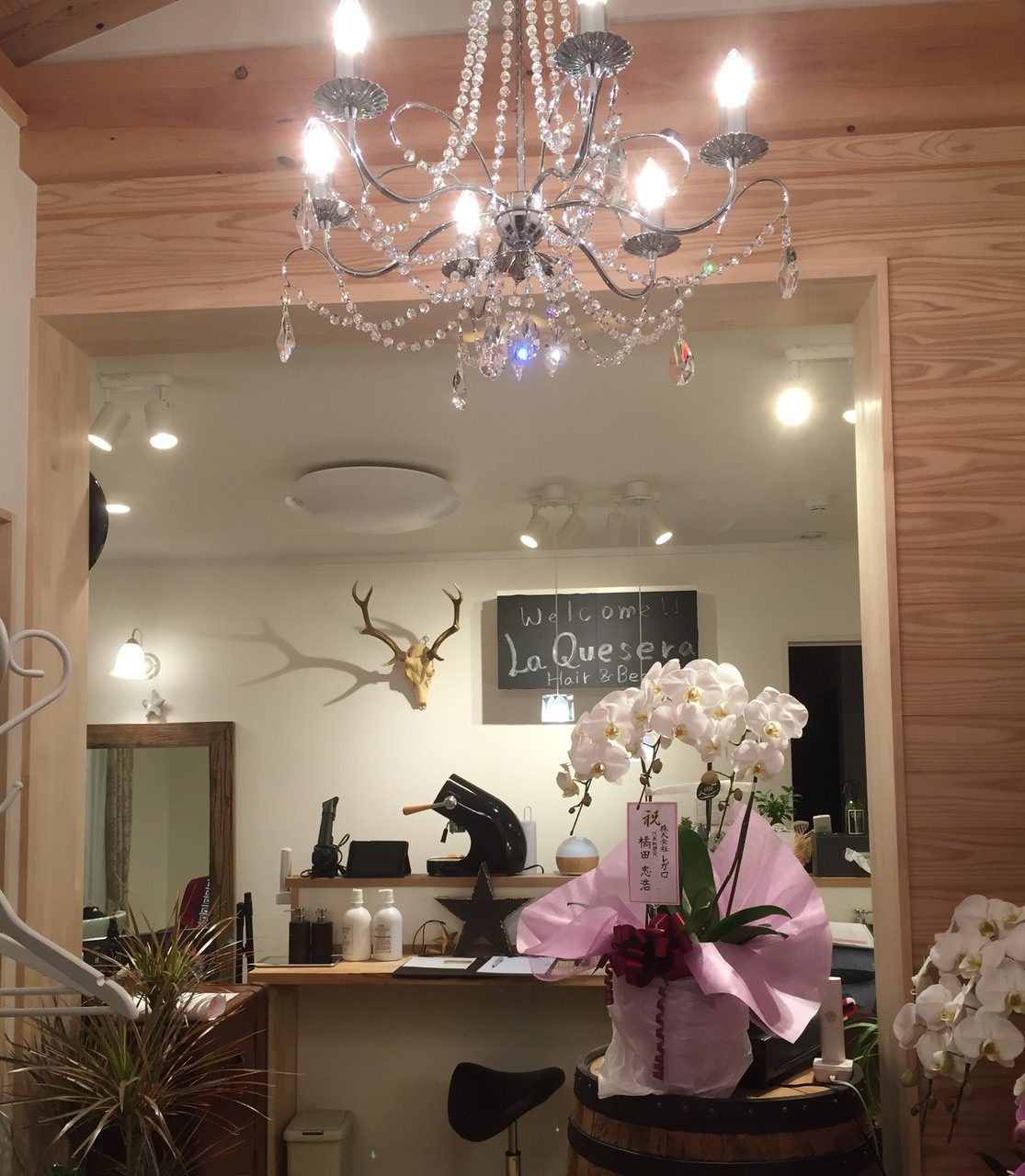 シャンデリアと鏡のある店内