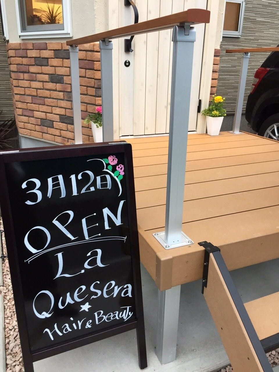 店先の黒板看板。3月12日 OPEN La Quesera Hair&Beauty と手書きされている