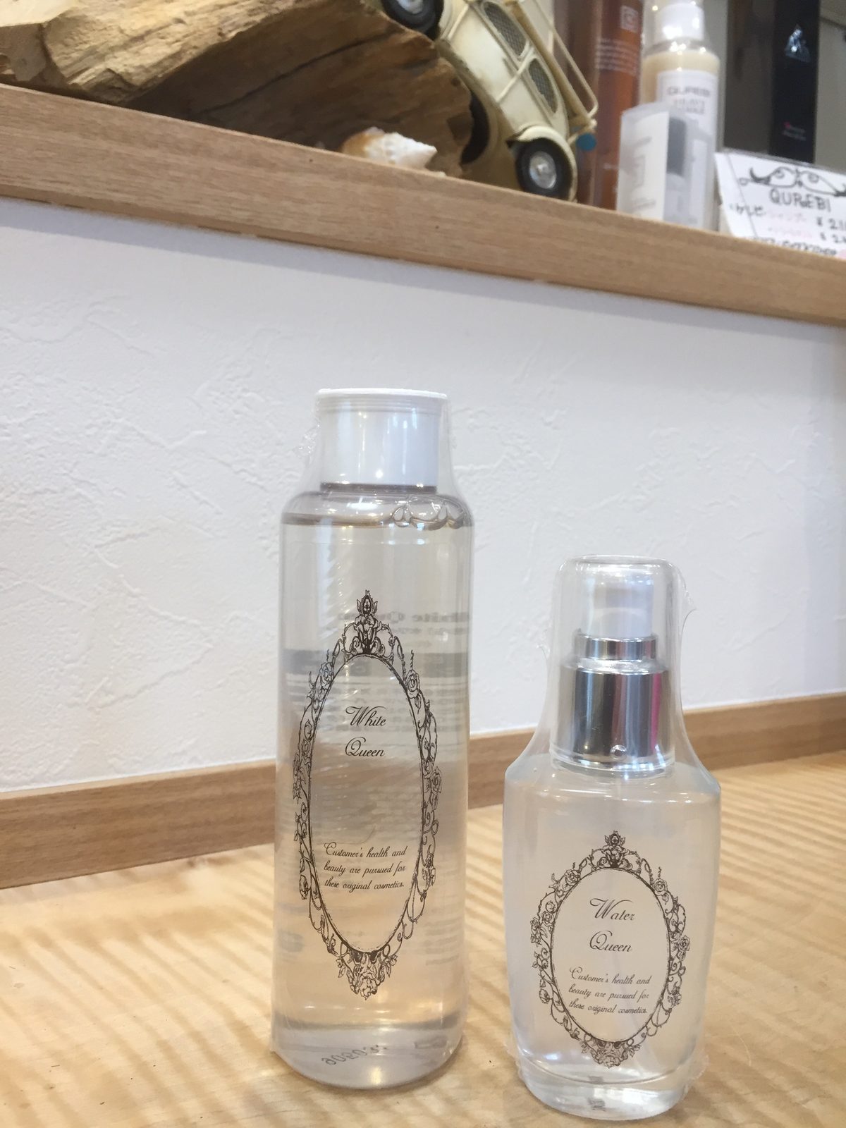 ガラスボトルの化粧水。ラベルにWhite Queen、Water Queenとある